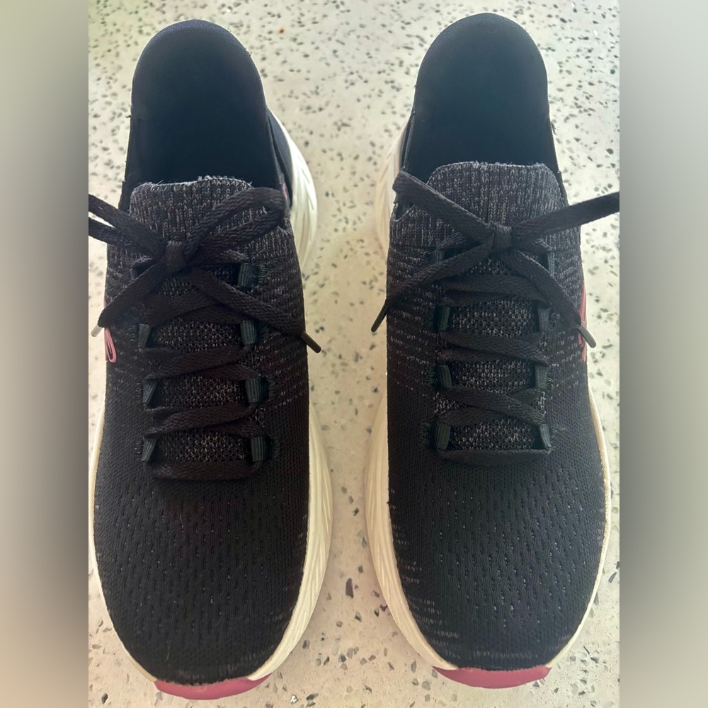 Like new worn only twice!  Skechers Swift fit Edgeride Women's w/Memory Foam